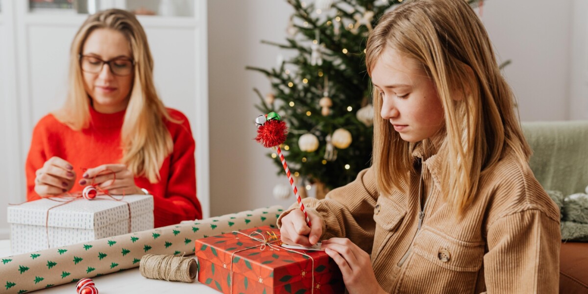 Xmas wrapping station 2